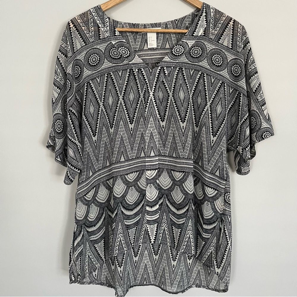 H&M Boho Aztec Print Short Sleeve Sheer Top Black and White, Size 4 NWOT